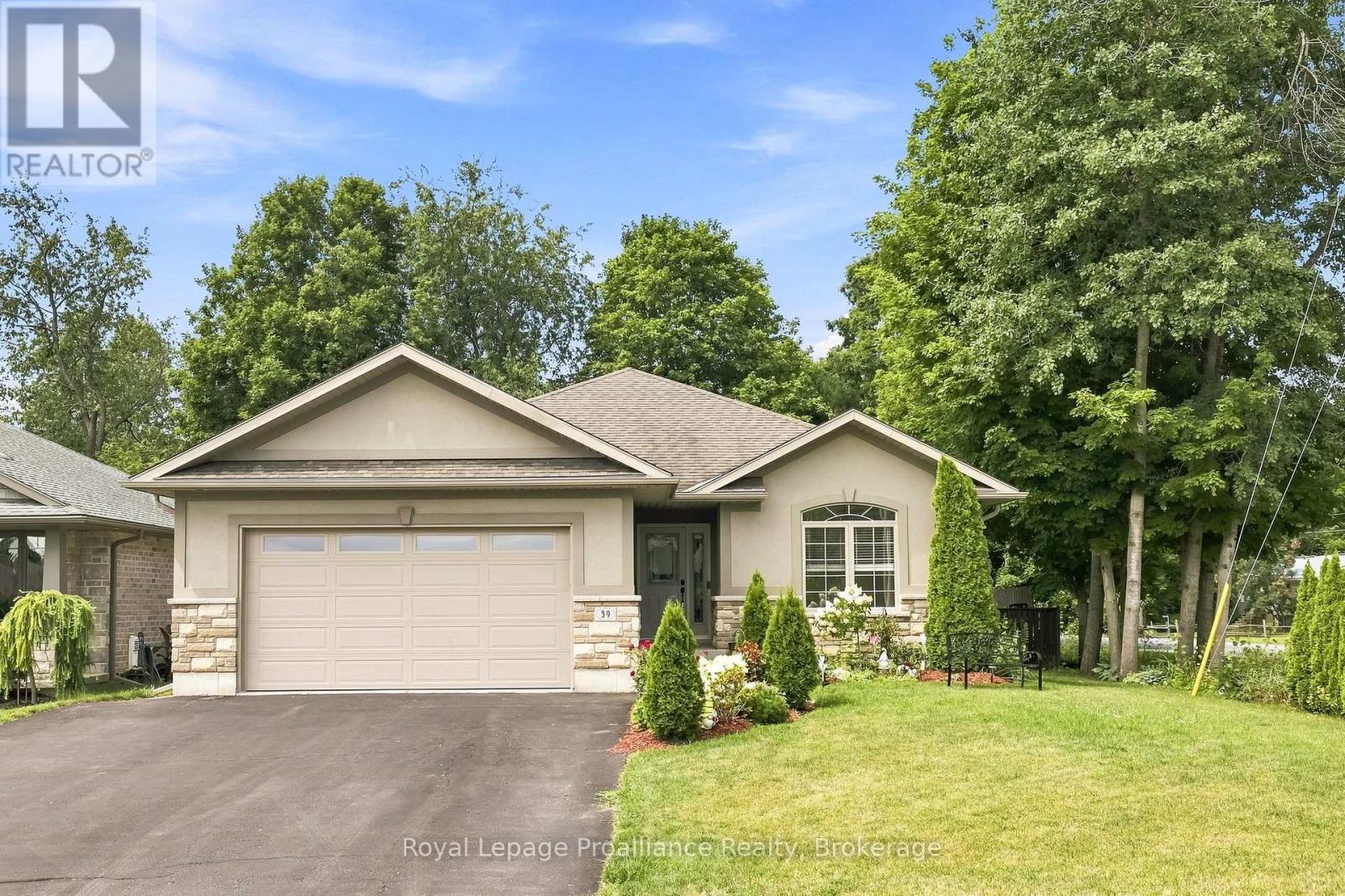 39 LAKEWOOD CRESCENT - 1