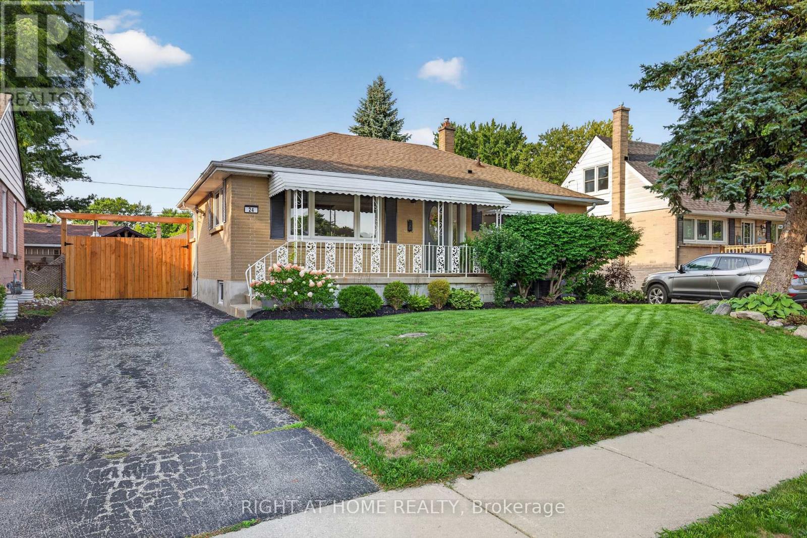 24 TWEEDSMUIR AVENUE - 2