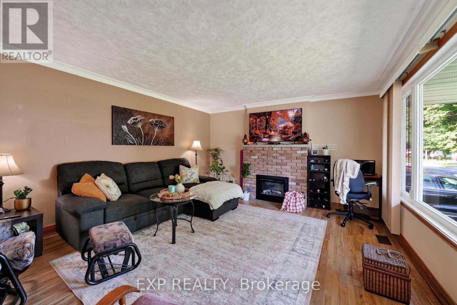 1304 LEONARD AVENUE - Image 11