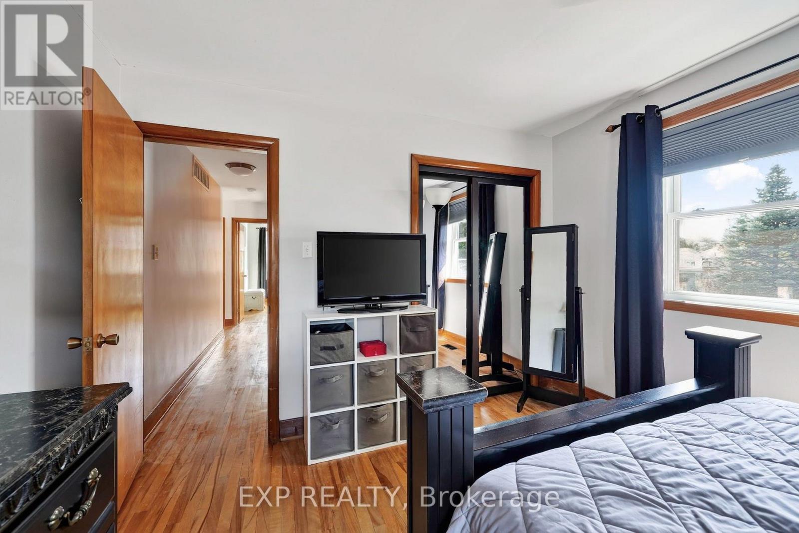 1304 LEONARD AVENUE - Image 14