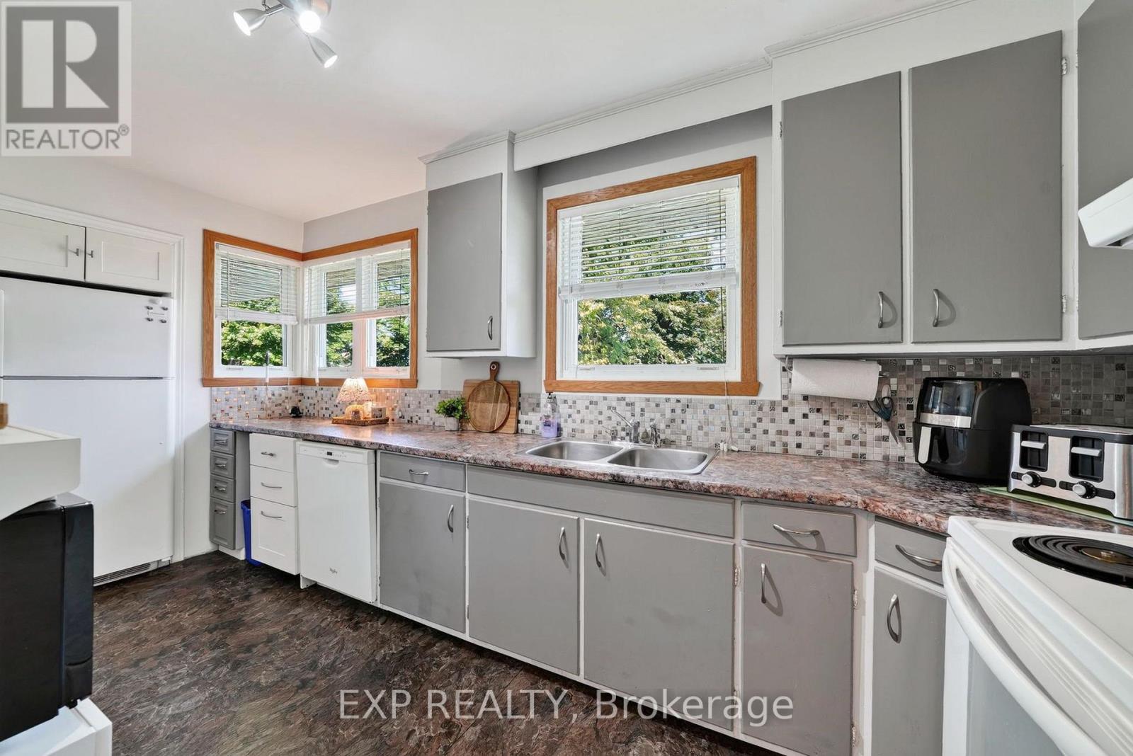 1304 LEONARD AVENUE - Image 6