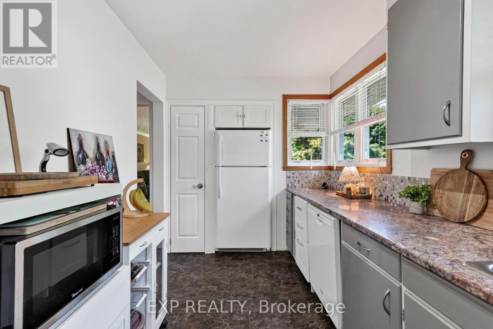 1304 LEONARD AVENUE - Image 7