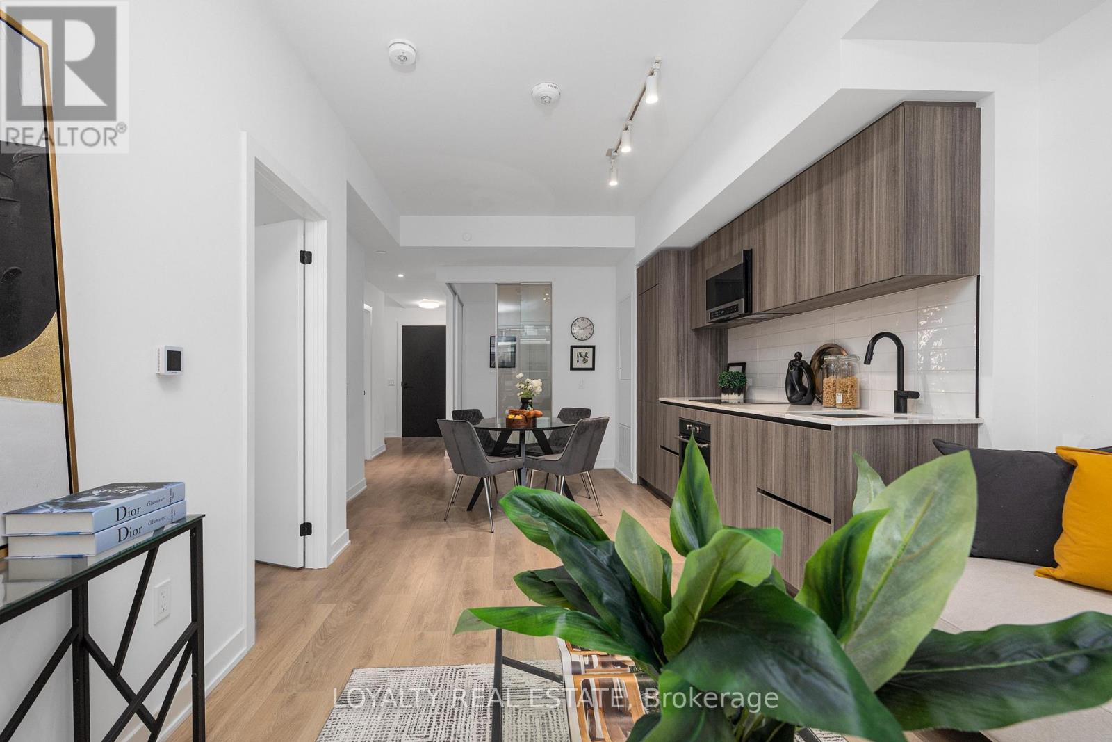 #211 117 BROADWAY AVENUE - Image 30