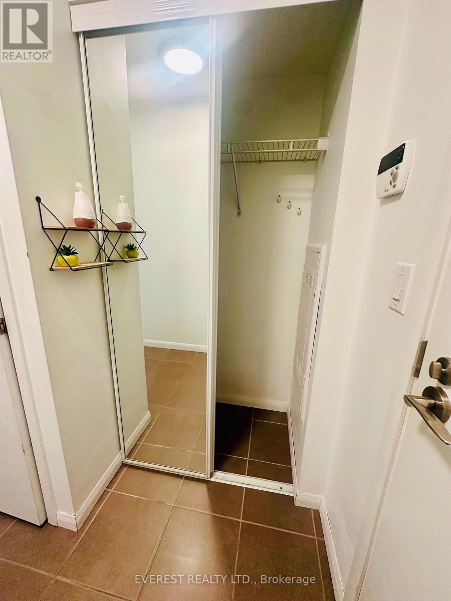 #517 830 LAWRENCE AVENUE W - 16