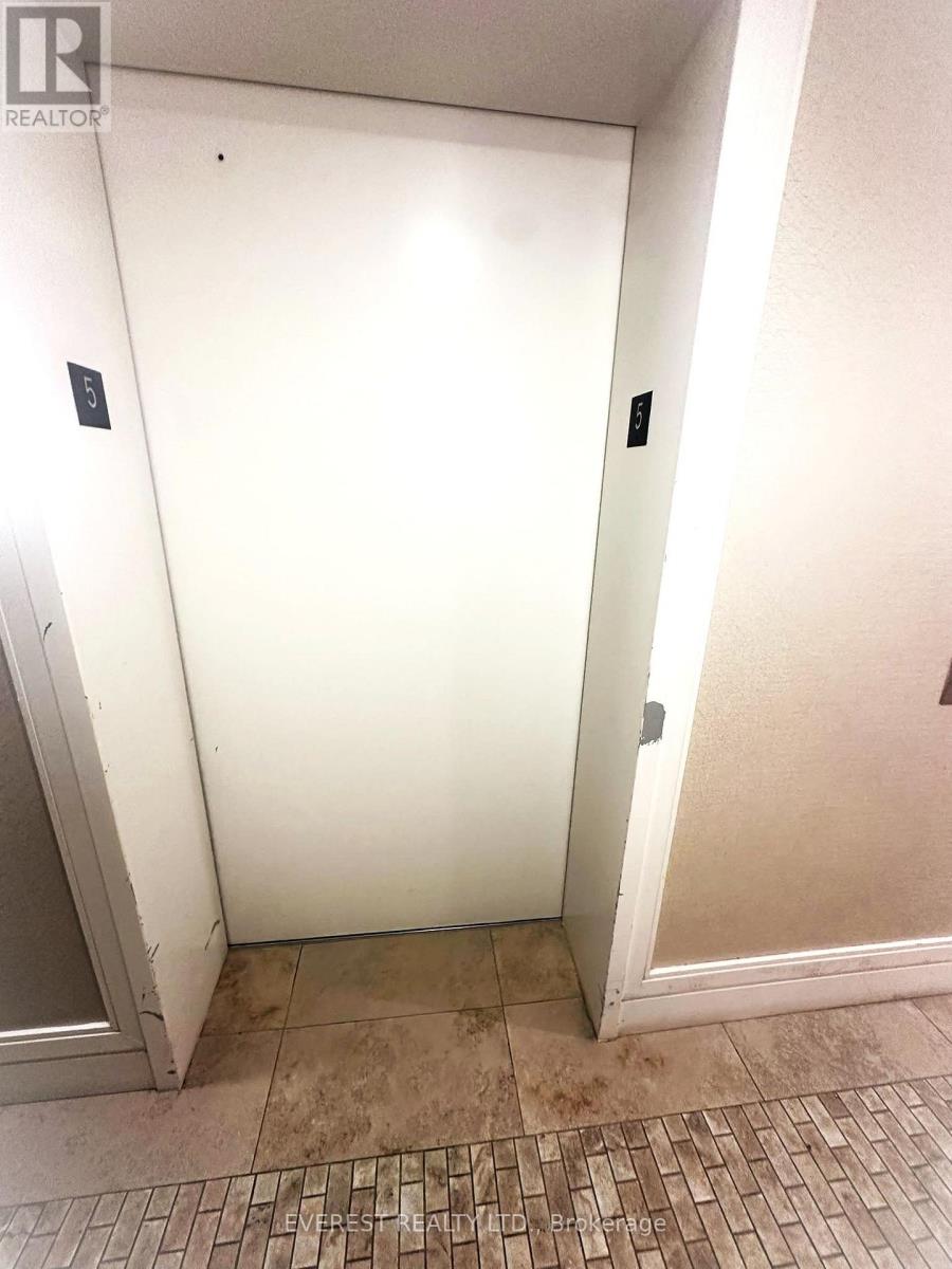 #517 830 LAWRENCE AVENUE W - 3