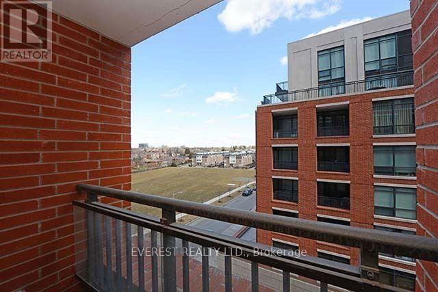 #517 830 LAWRENCE AVENUE W - 43