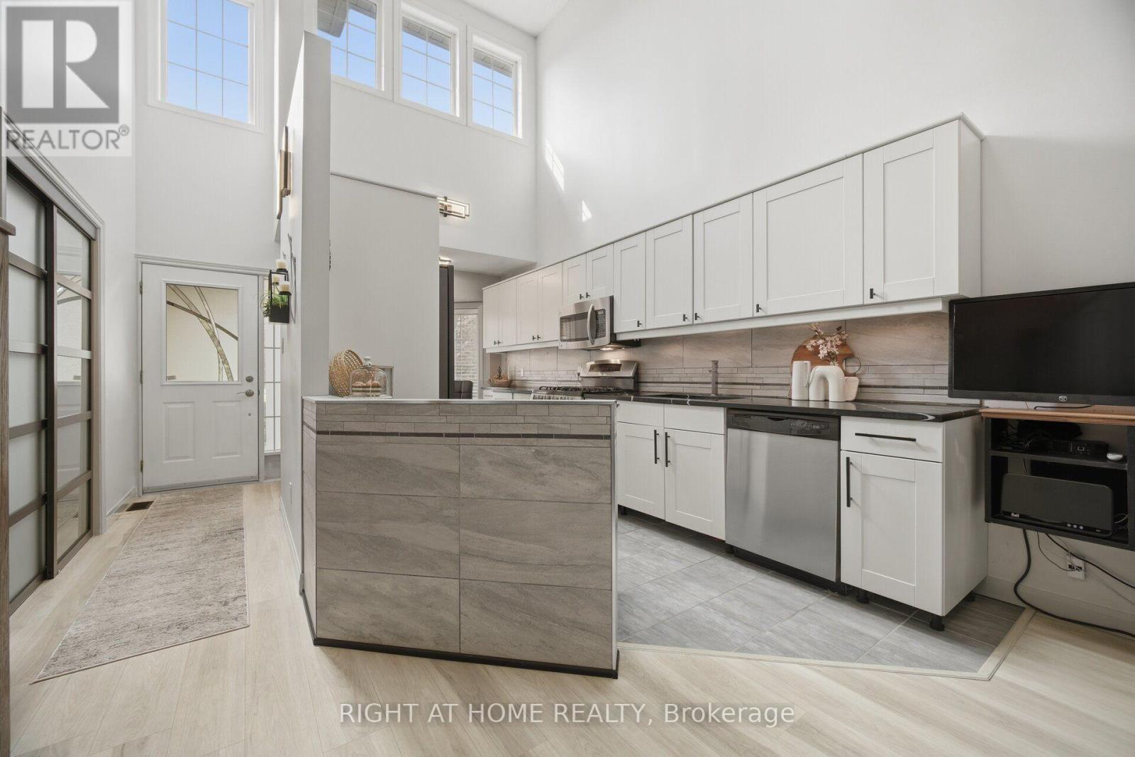 3064 LAKESHORE ROAD W - 4