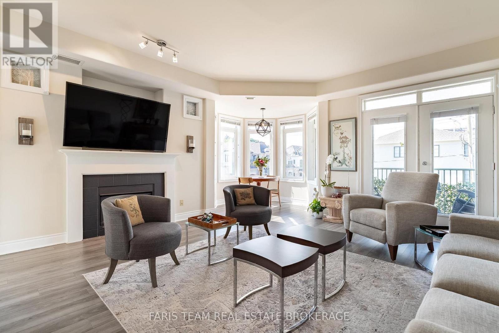 #301 10 BAY STREET E - 12