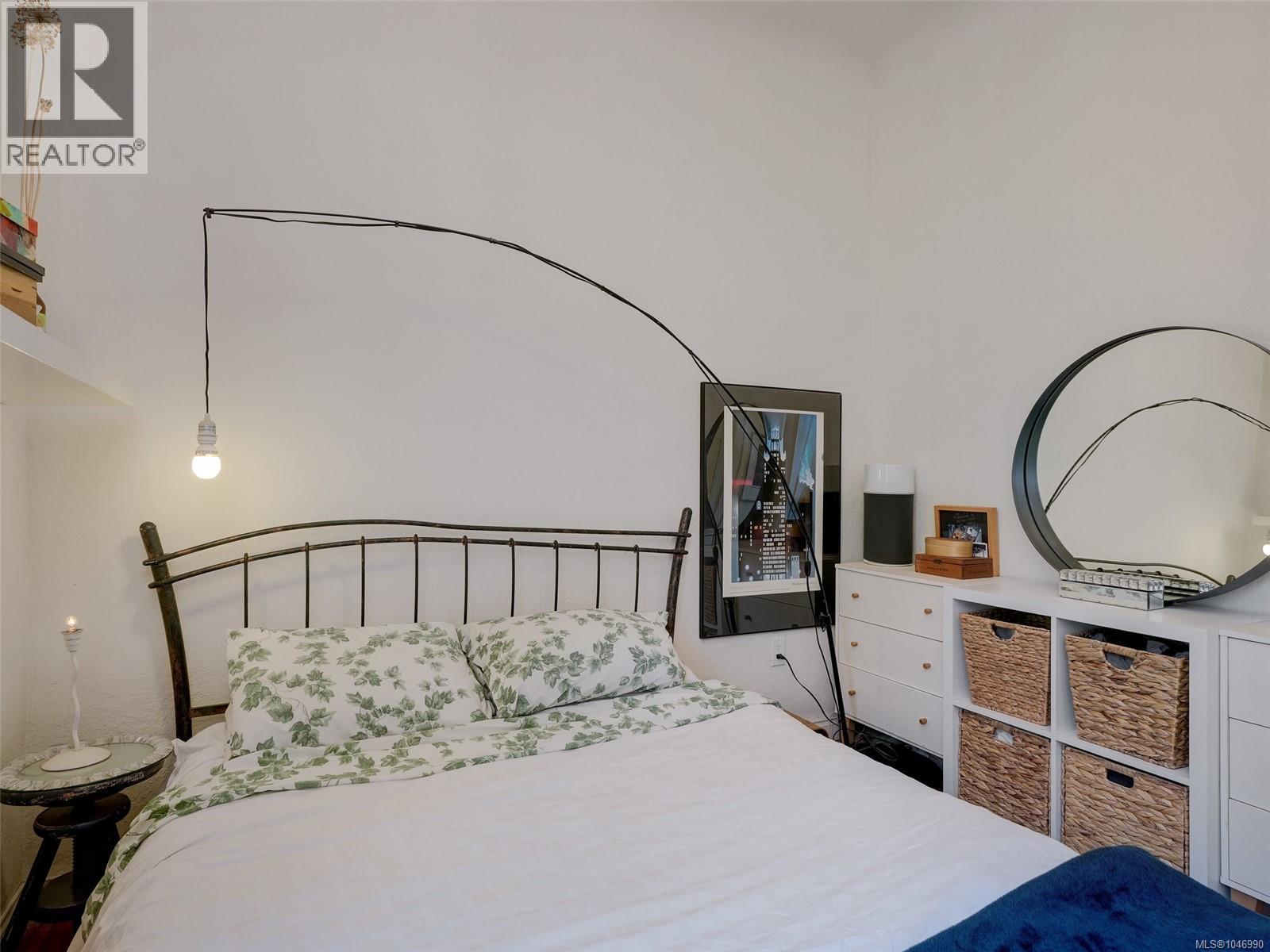 1541 Burton Ave - 10
