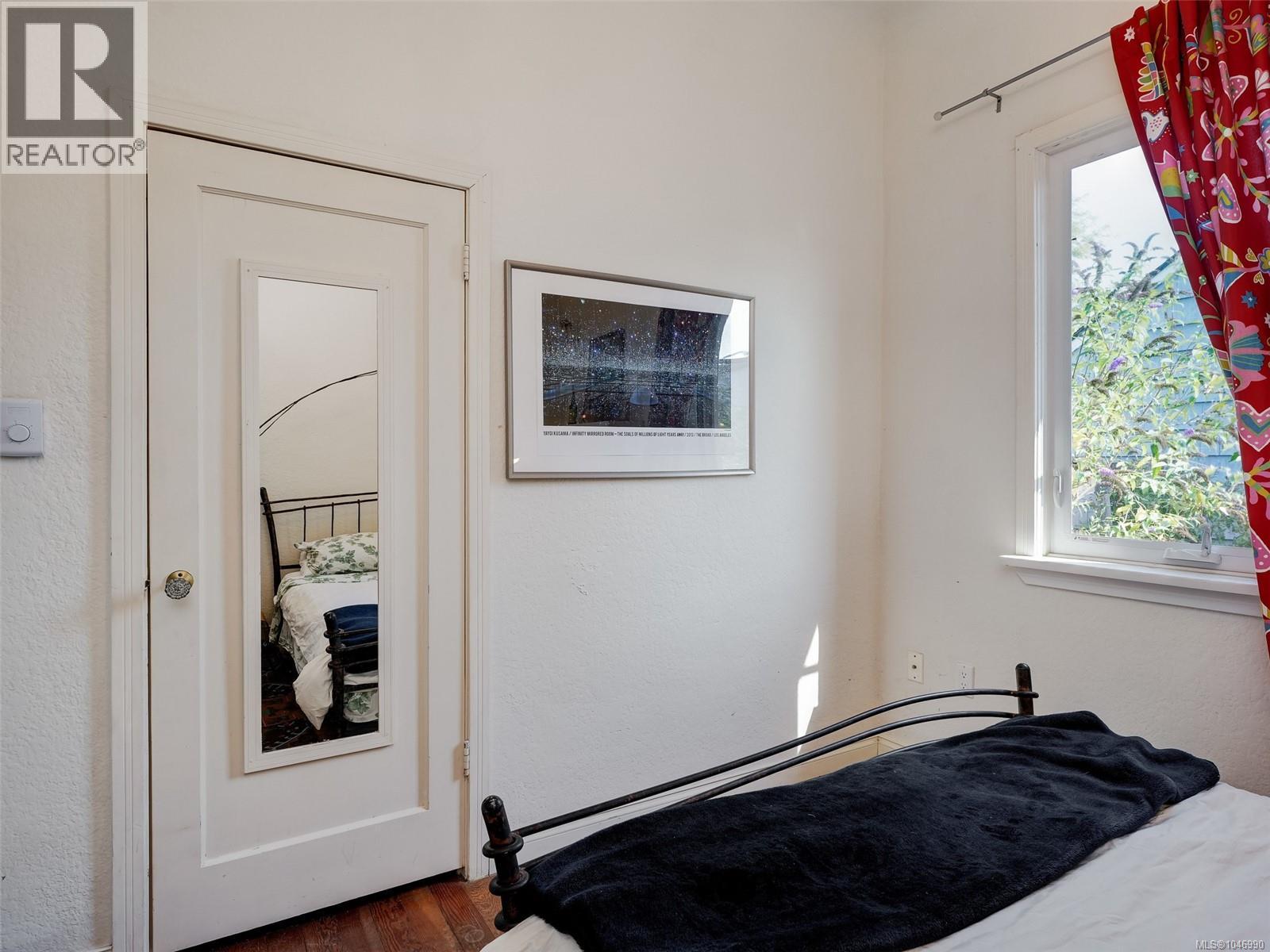 1541 Burton Ave - 11