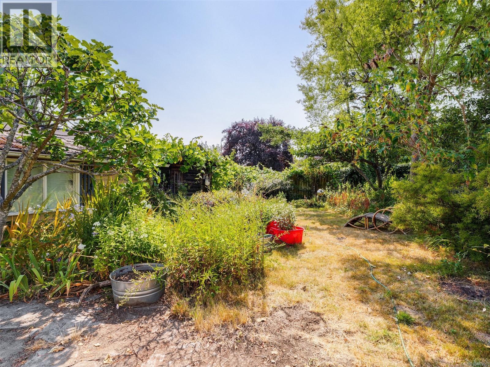 1541 Burton Ave - 16