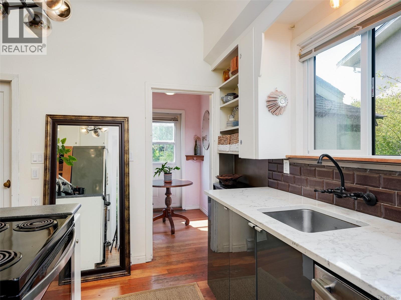 1541 Burton Ave - Image 6
