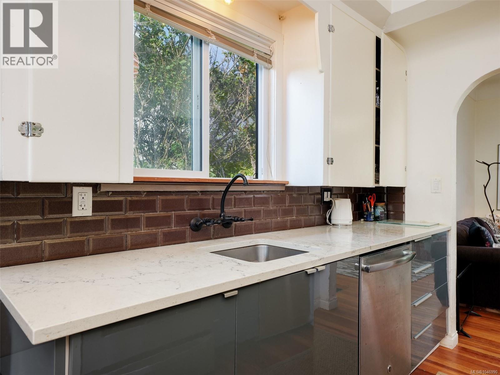 1541 Burton Ave - 8