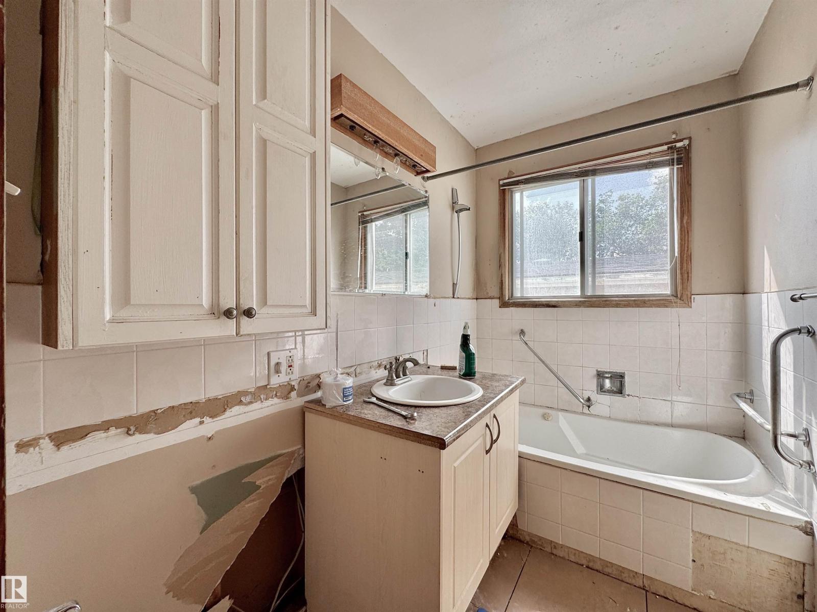 6209 106 ST NW - 15