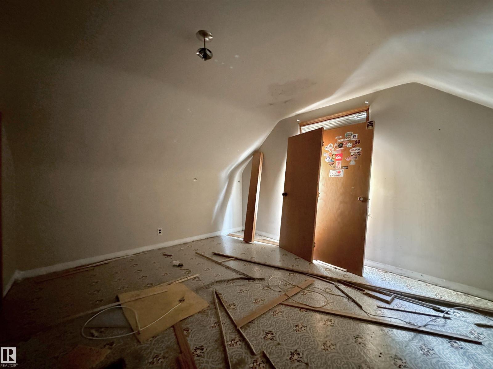 6209 106 ST NW - 29