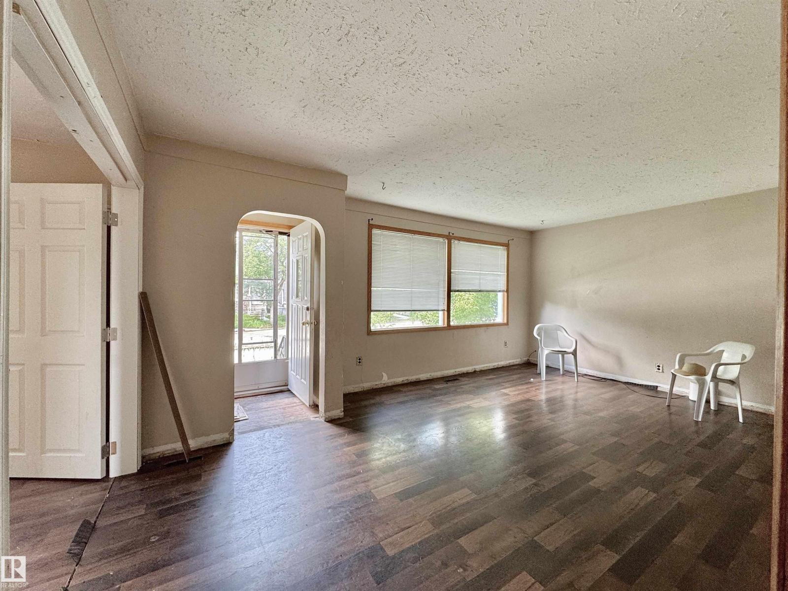 6209 106 ST NW - 7