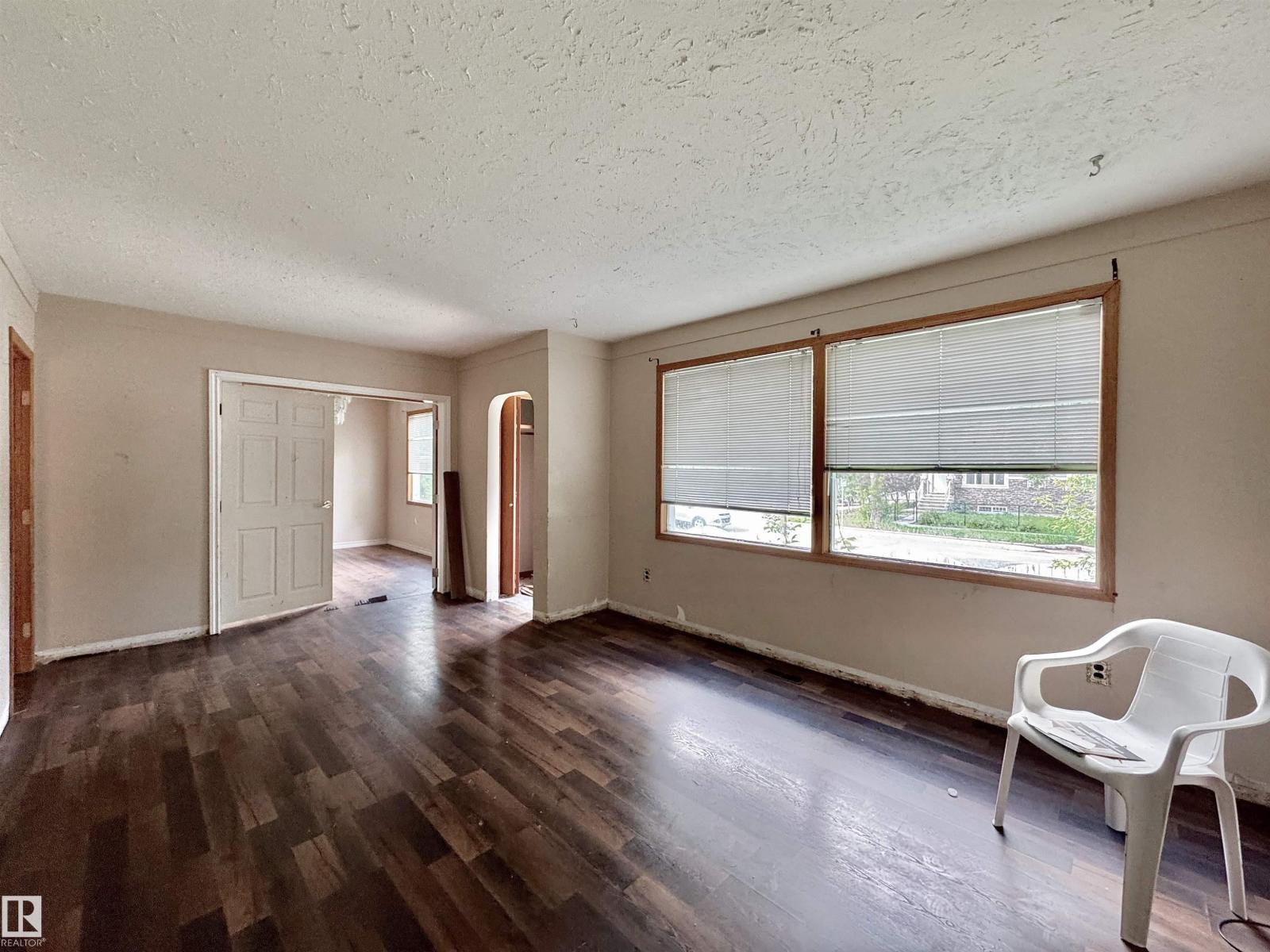 6209 106 ST NW - 8