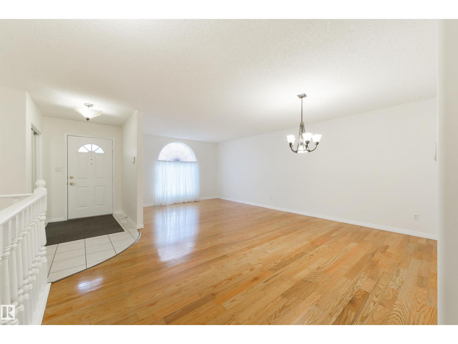 997 YOUVILLE DR W NW, Tawa, Edmonton photo 2