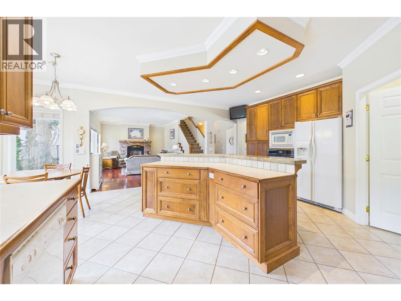 4335 Lysons Crescent - Image 12
