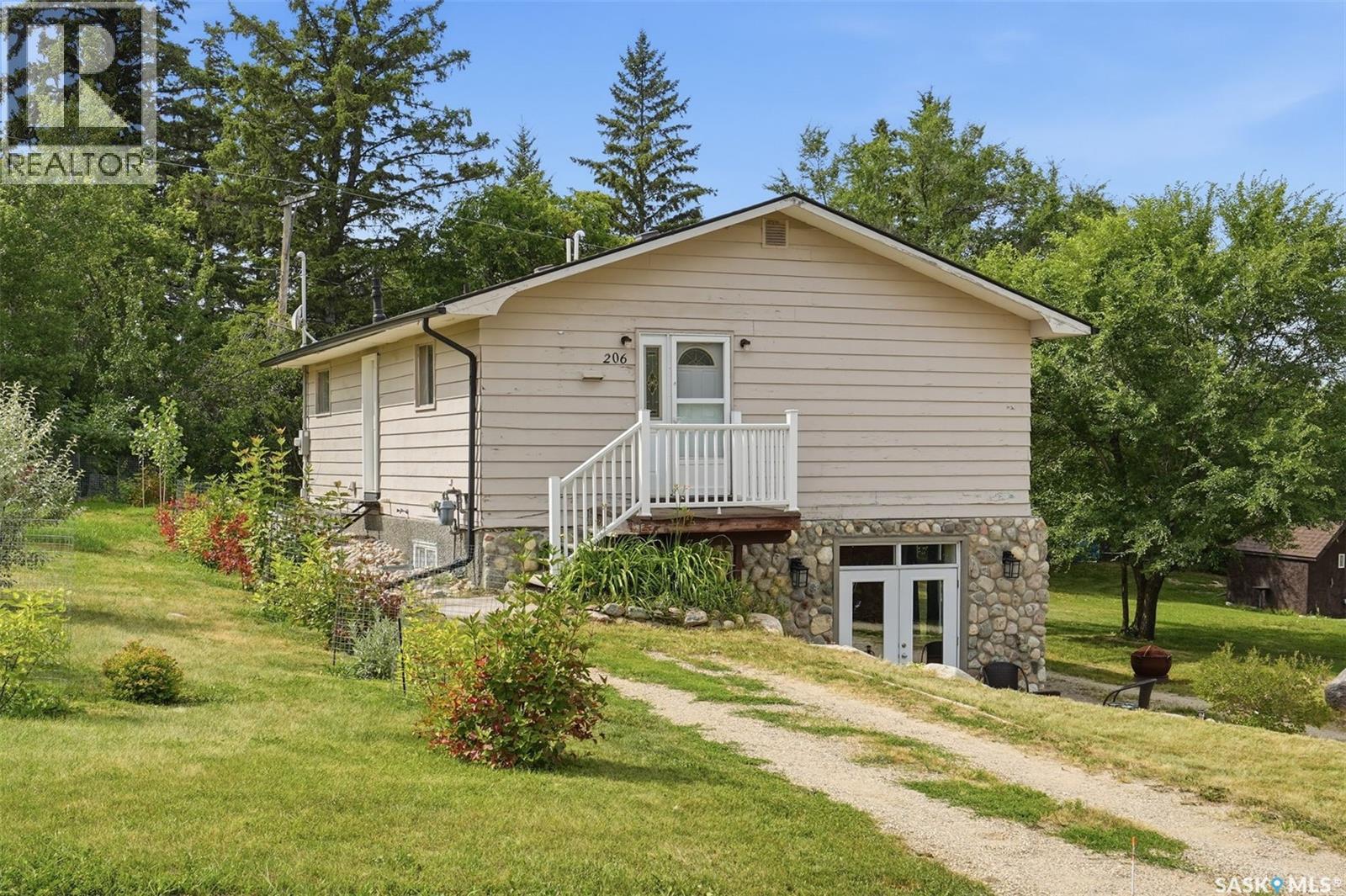 206 Richard STREET - 3