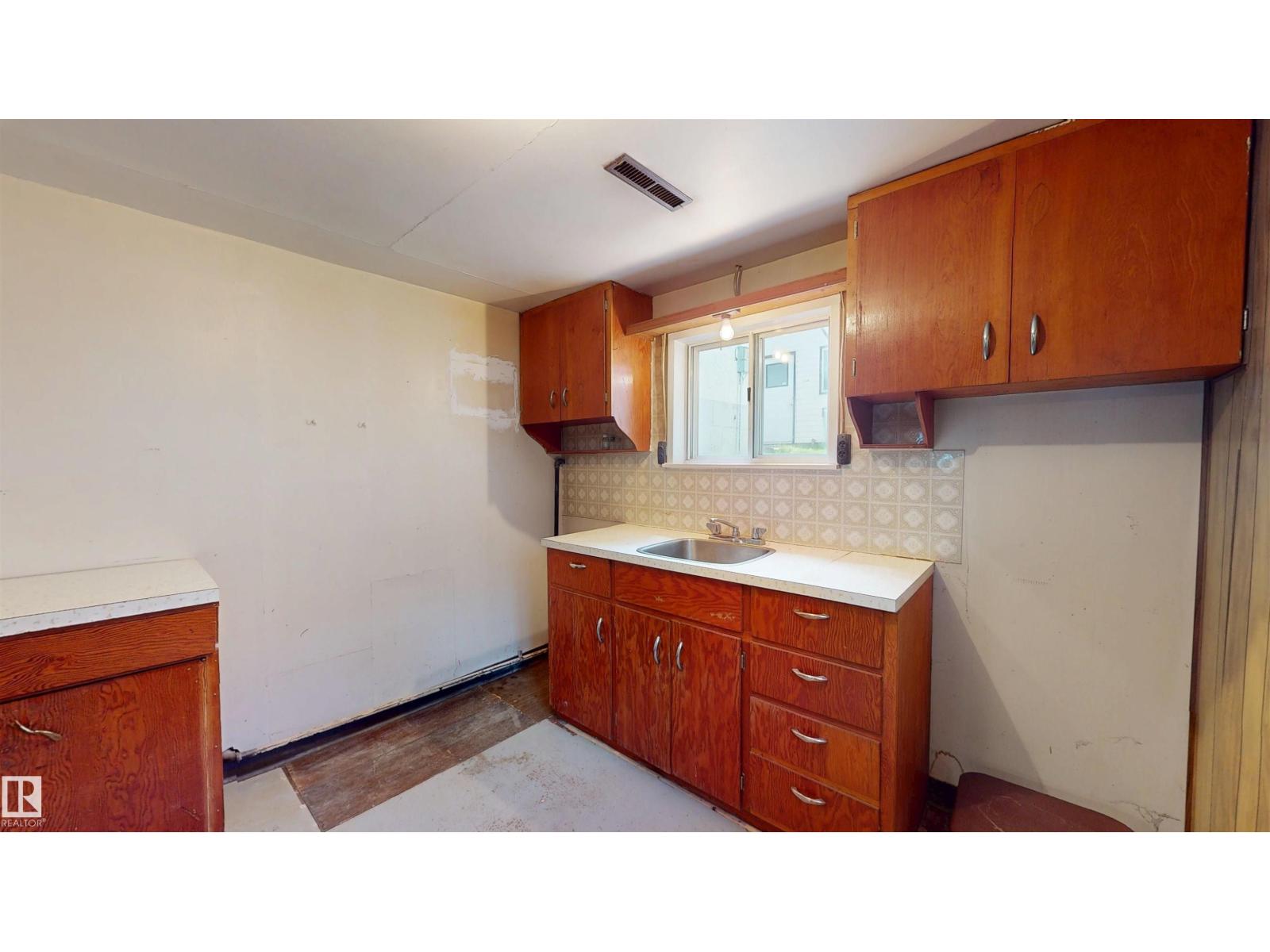 5044 49 ST - Image 43