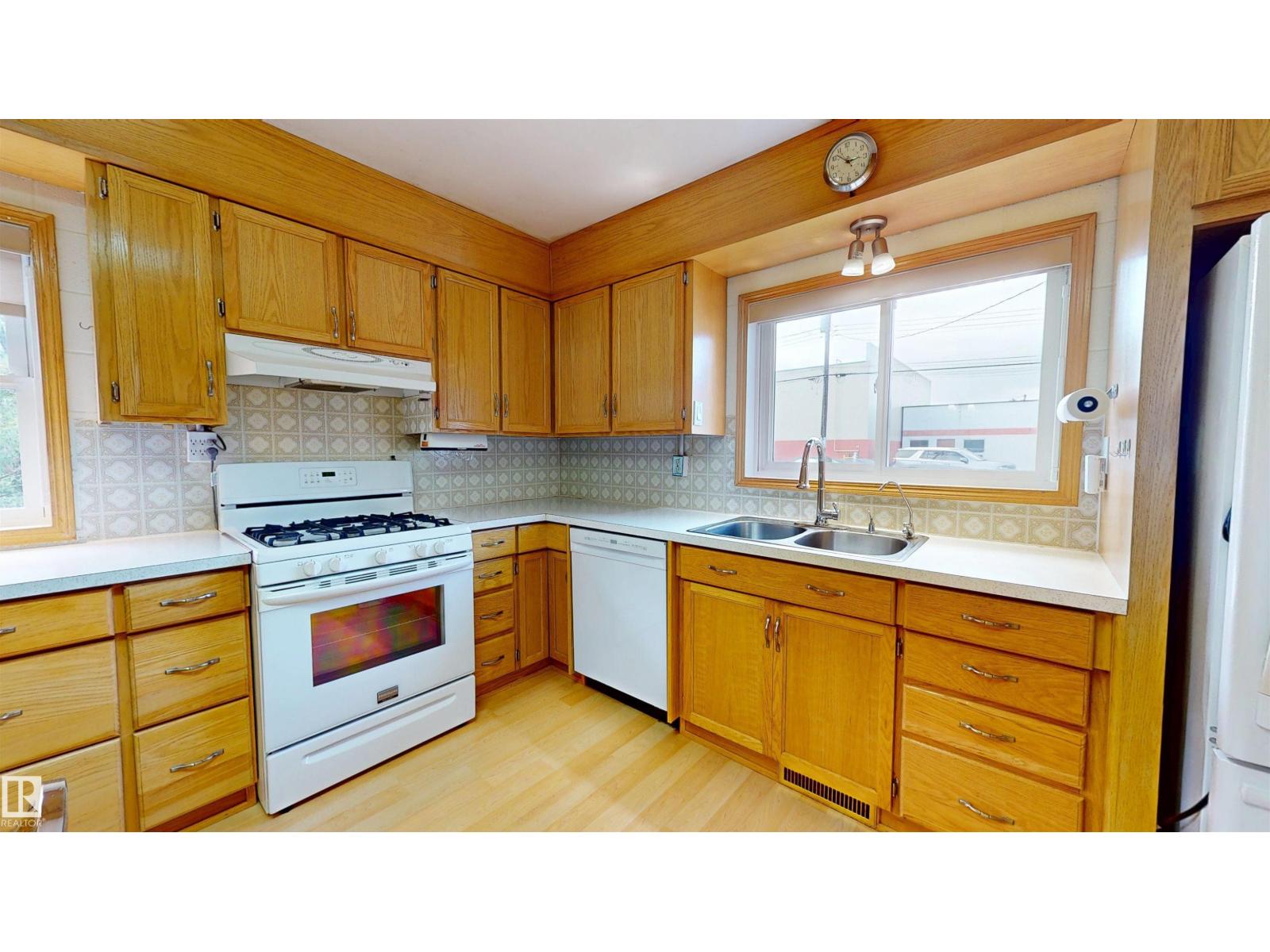 5044 49 ST - Image 8
