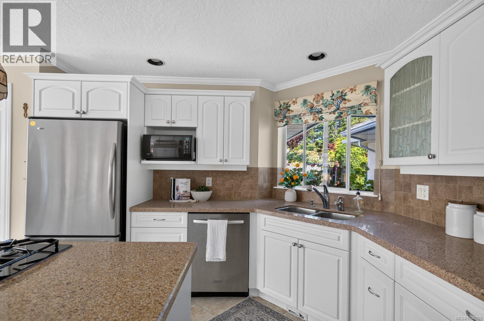 3714 Arbutus Dr N - 9