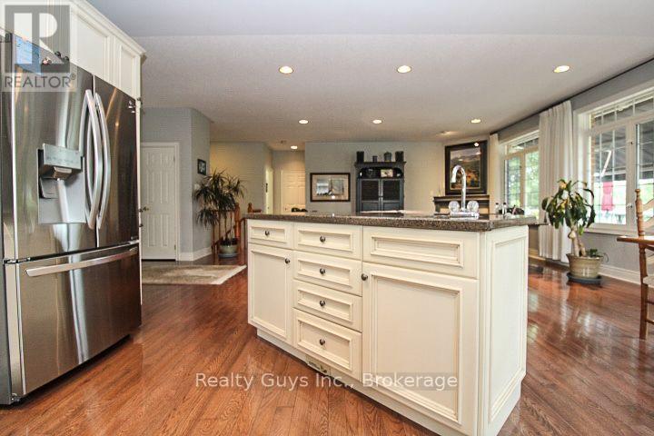 16 CRESCENT MOON LANE - Image 25