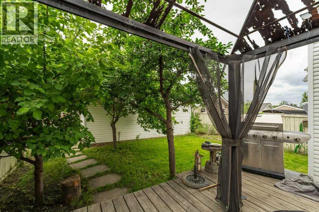 250 Mt Lorette Close SE - 30