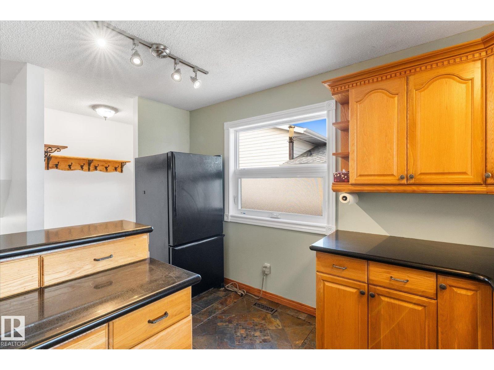 37 MATHIAS AV - Image 21