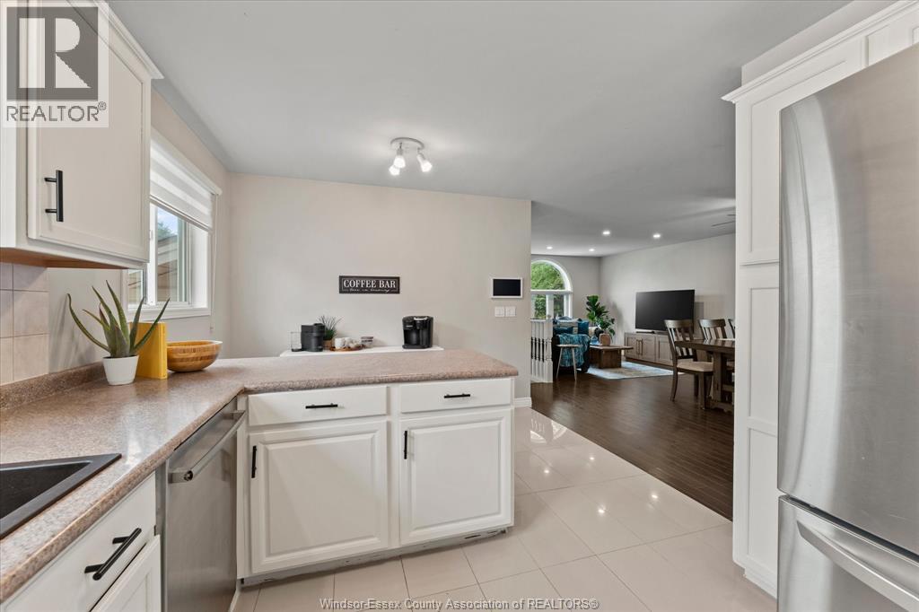 1095 LAKEVIEW - Image 10