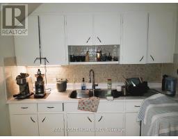 4 - 435 Parkside Drive, Toronto, ON M6R2Z8 Photo 6