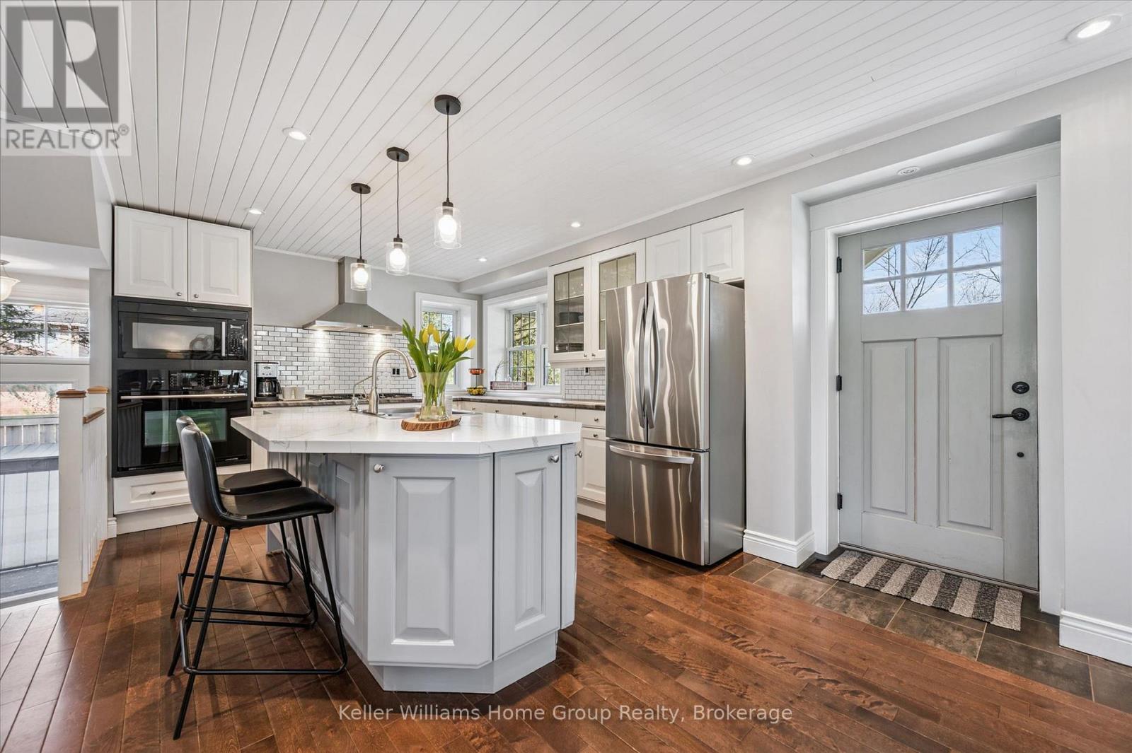 3 DUNDAS STREET W - 6