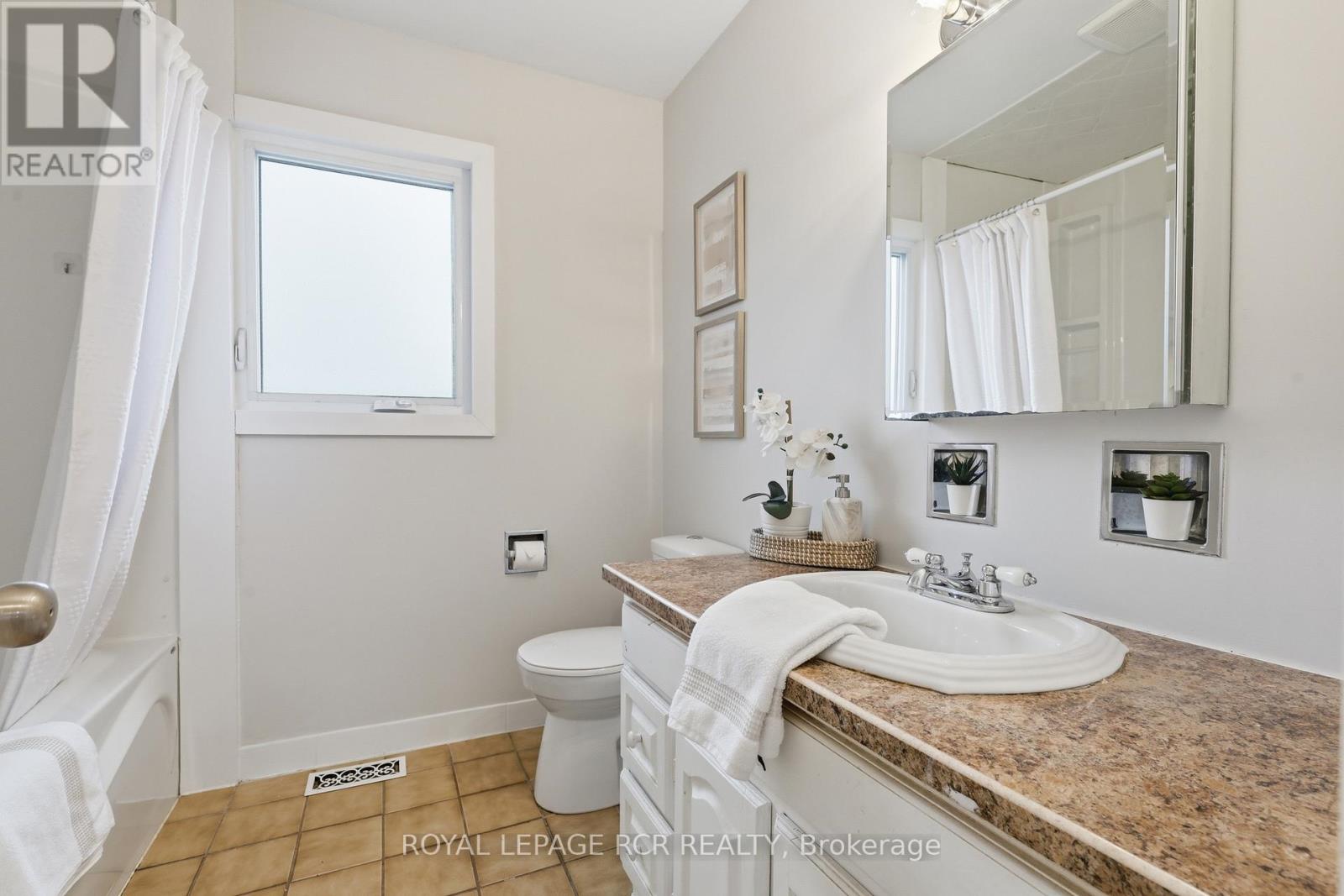 704 OWEN SOUND STREET - 14