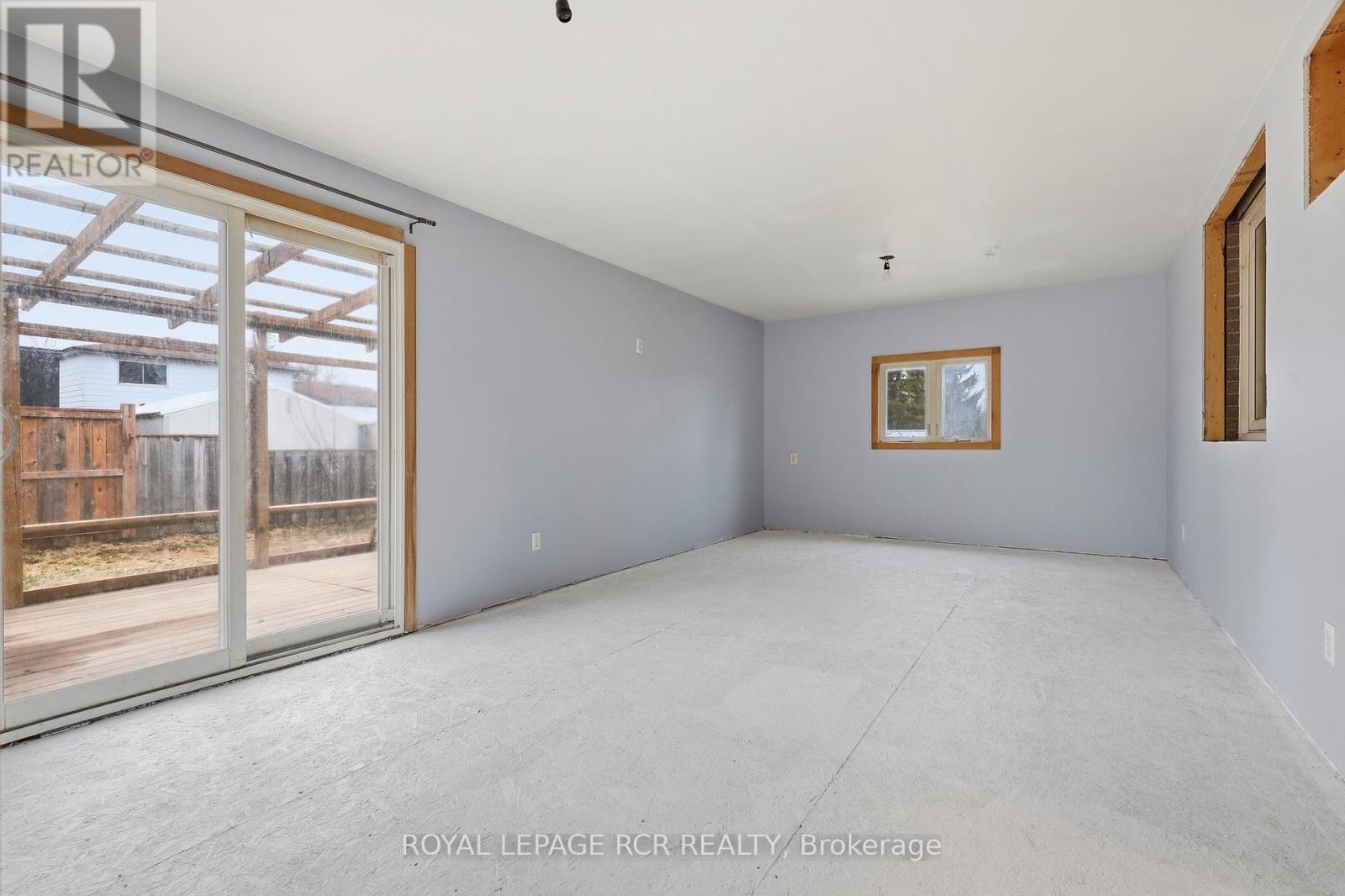 704 OWEN SOUND STREET - 23