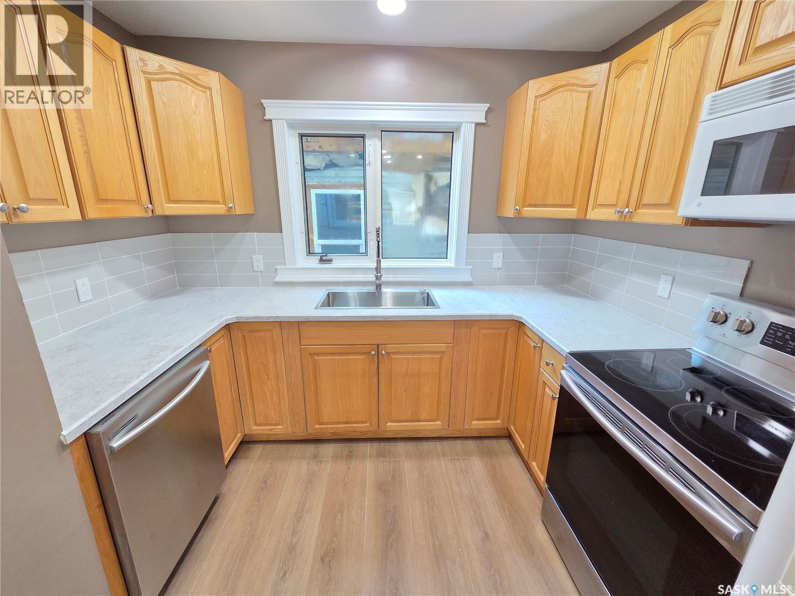 859 Cartier AVENUE - 8