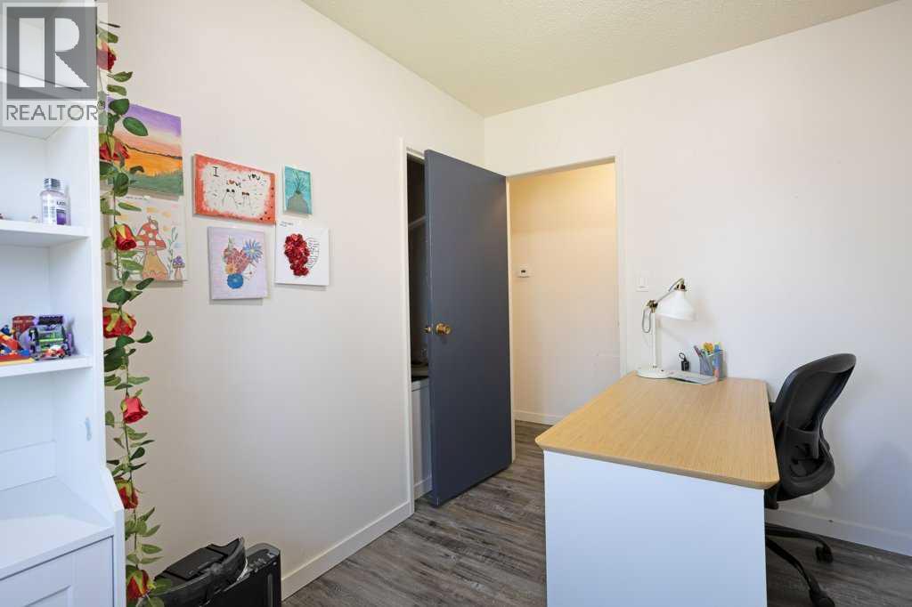 11 10 Street W - 11