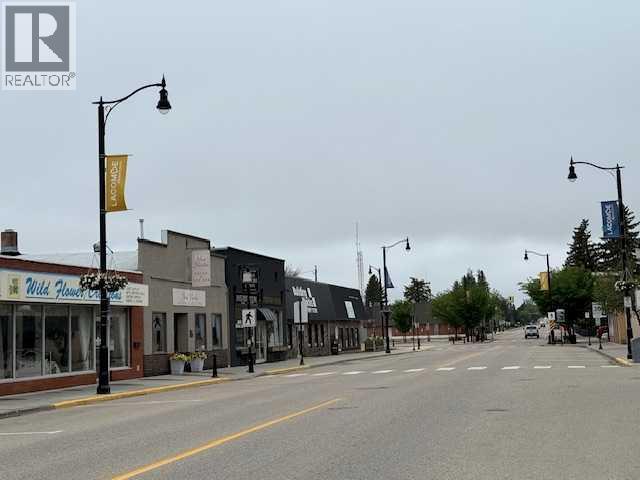 5105 50 Avenue, Lacombe — property photo 2