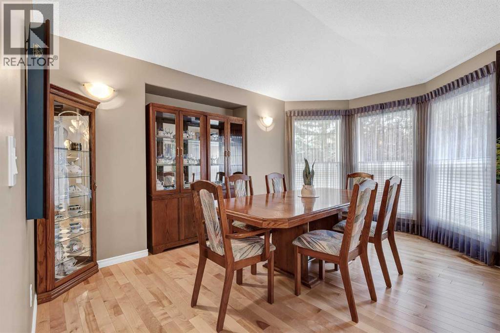 10 Strathlea Grove SW, Strathcona Park, Calgary photo 3