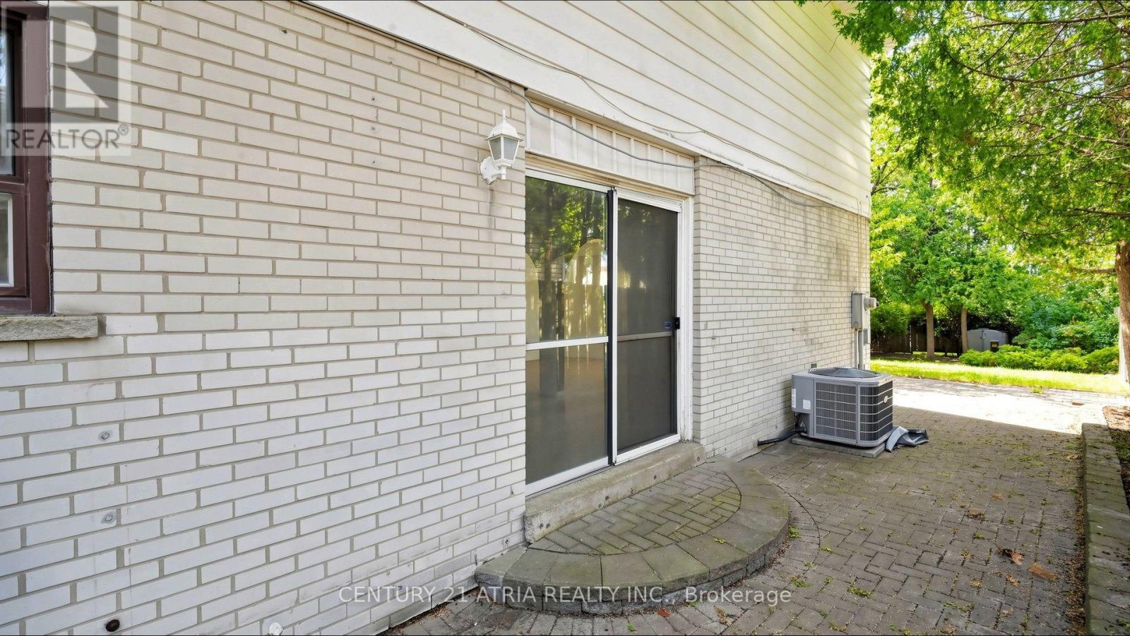 3441 OAKGLADE CRESCENT - 44