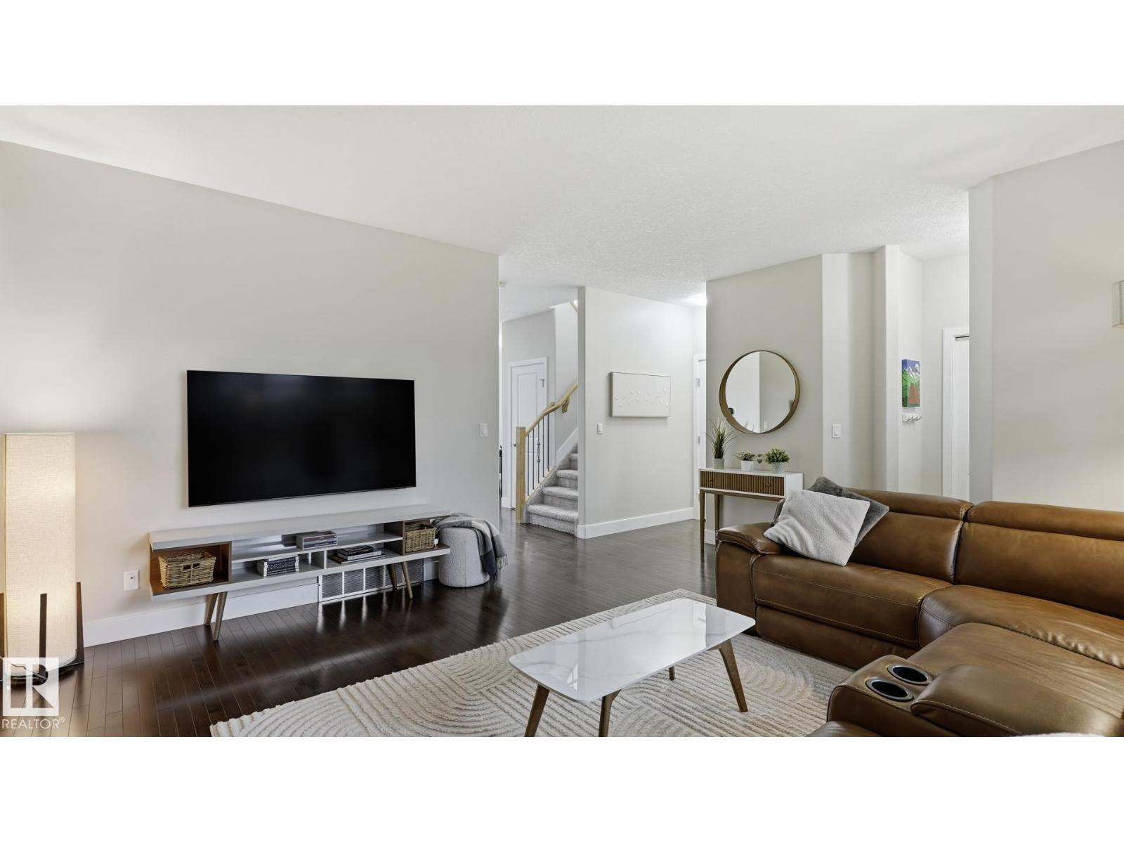 9847 92 AV NW - 8