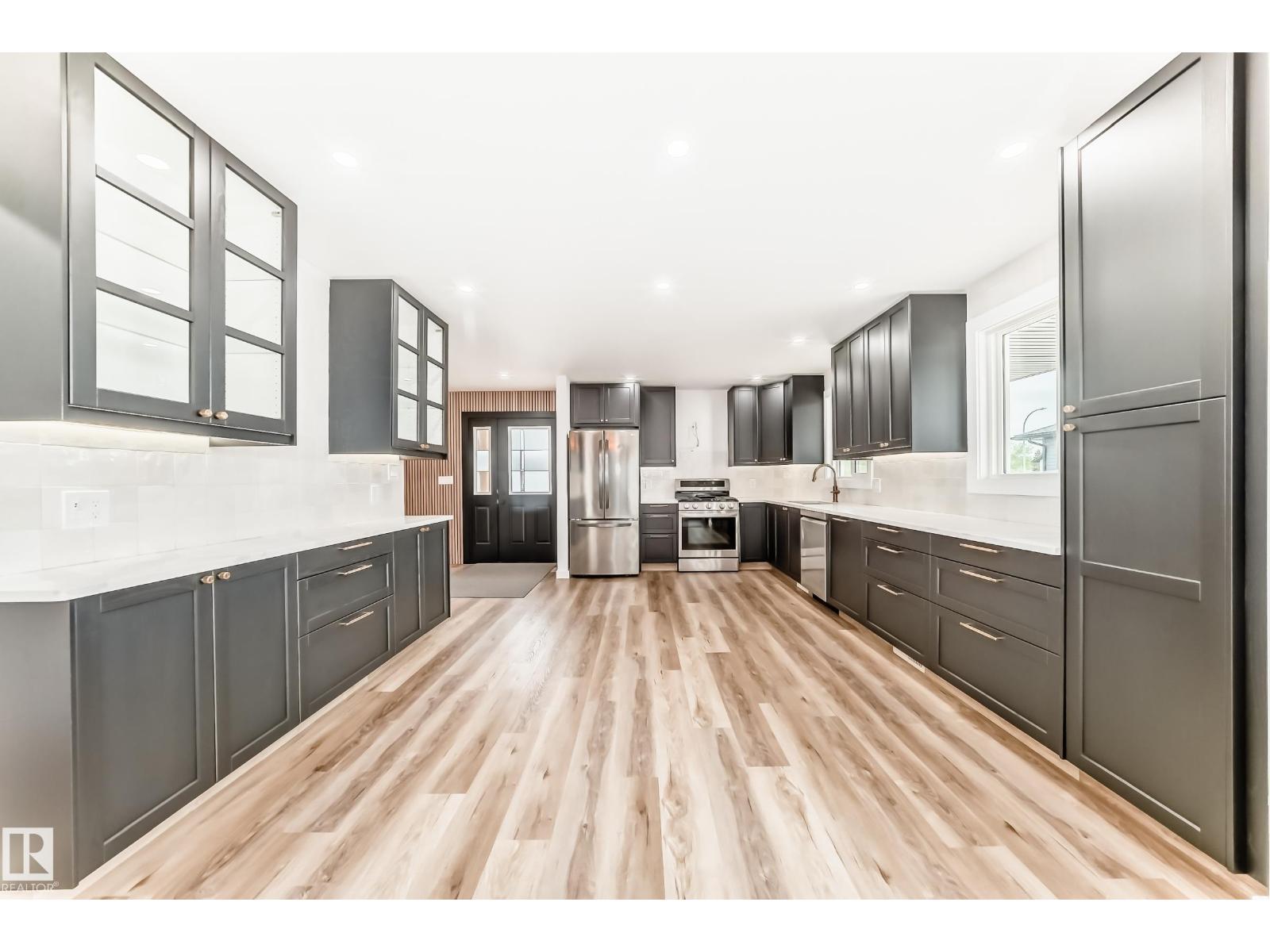 5608 45 ST - 9