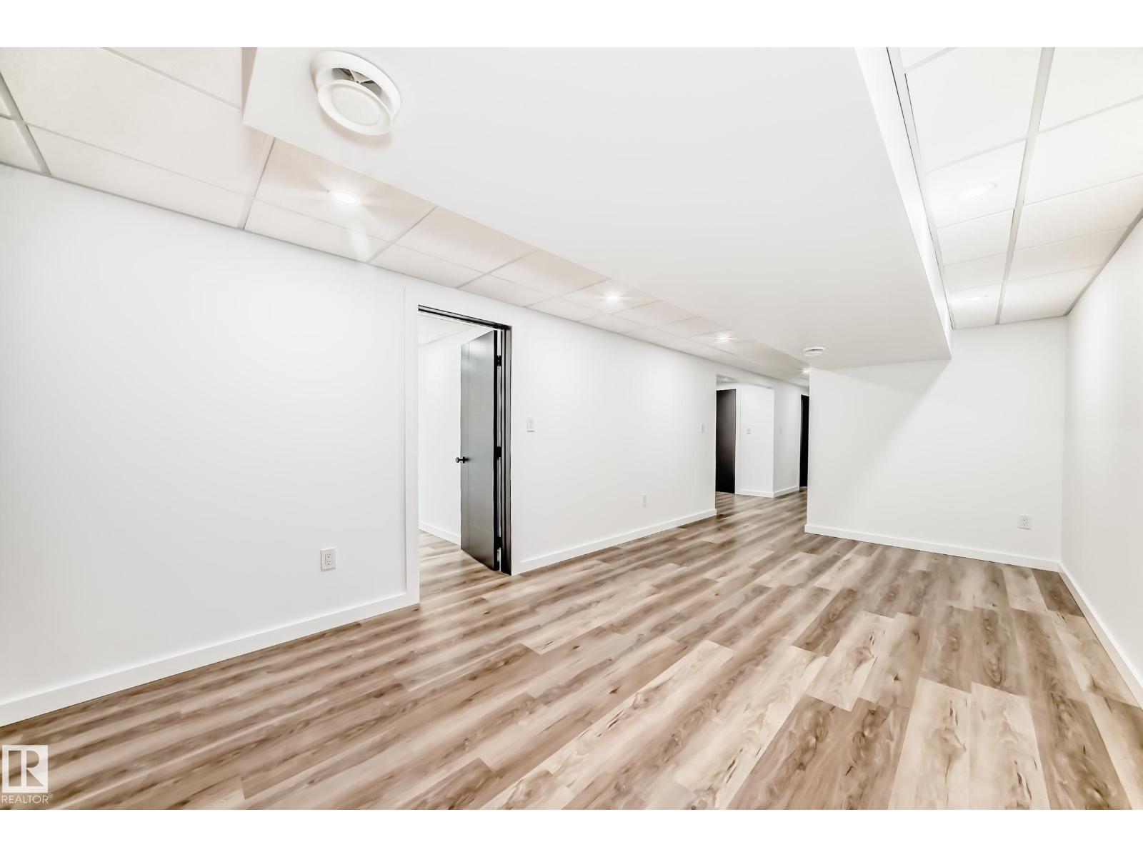 5608 45 ST - 32