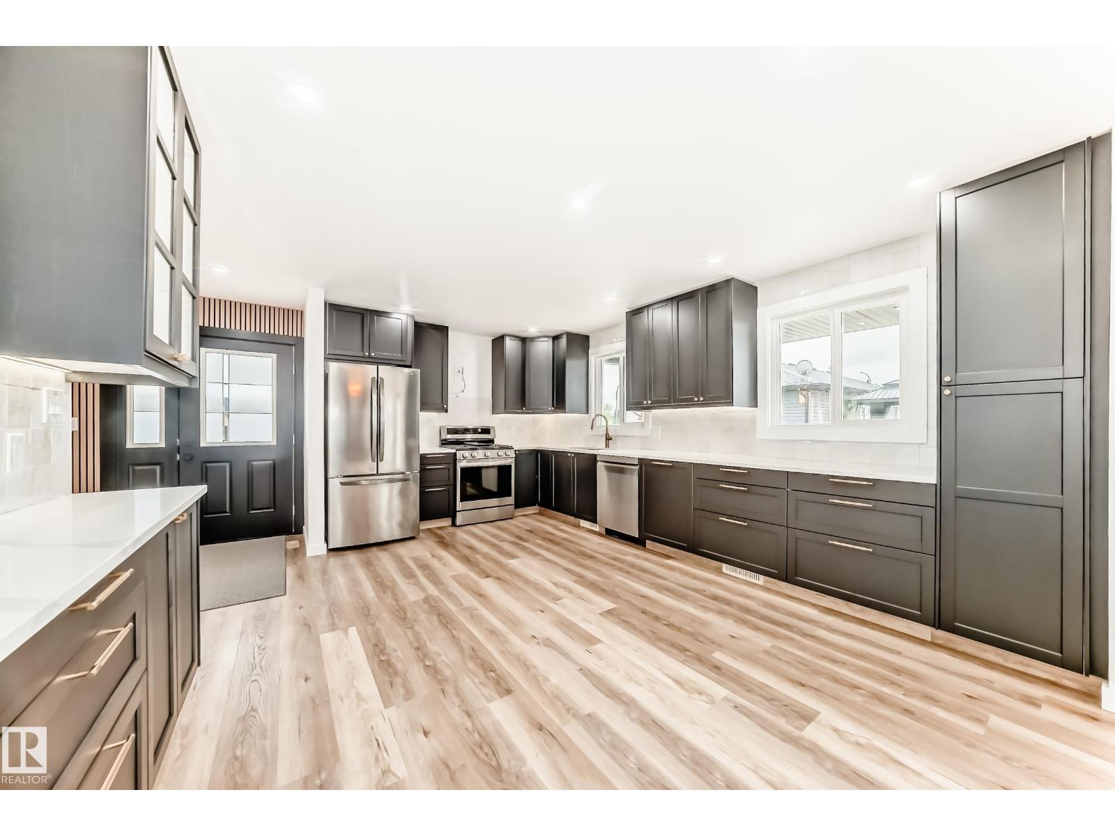 5608 45 ST - 10