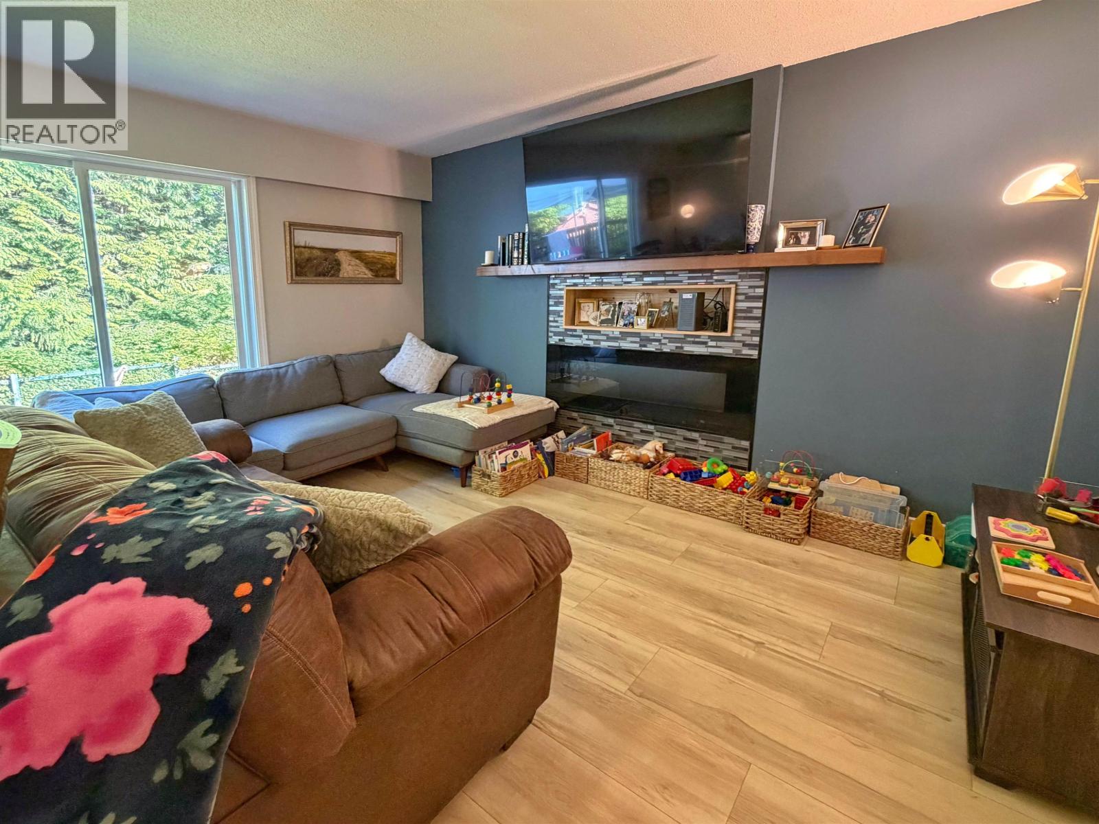 217 CRESTVIEW DRIVE