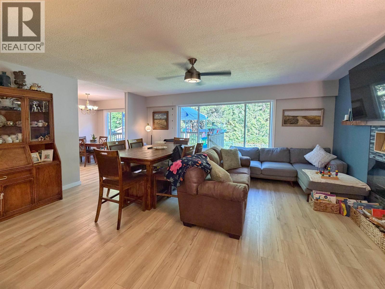 217 CRESTVIEW DRIVE - 7