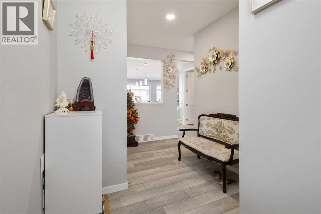35 Lucas Passage NW, Livingston, Calgary photo 3