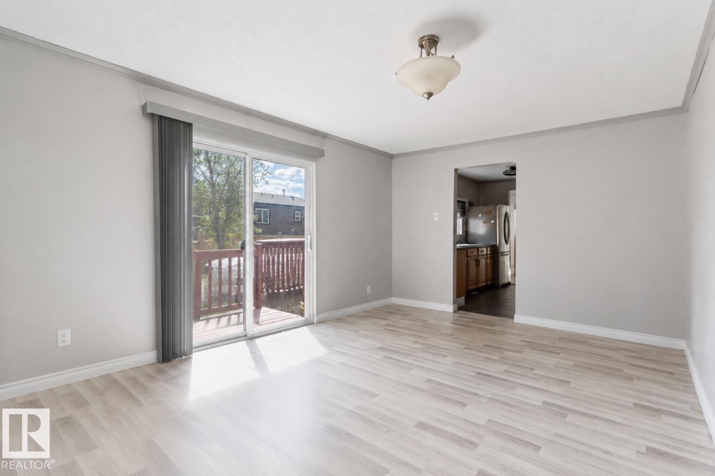 5409 45 ST - 9