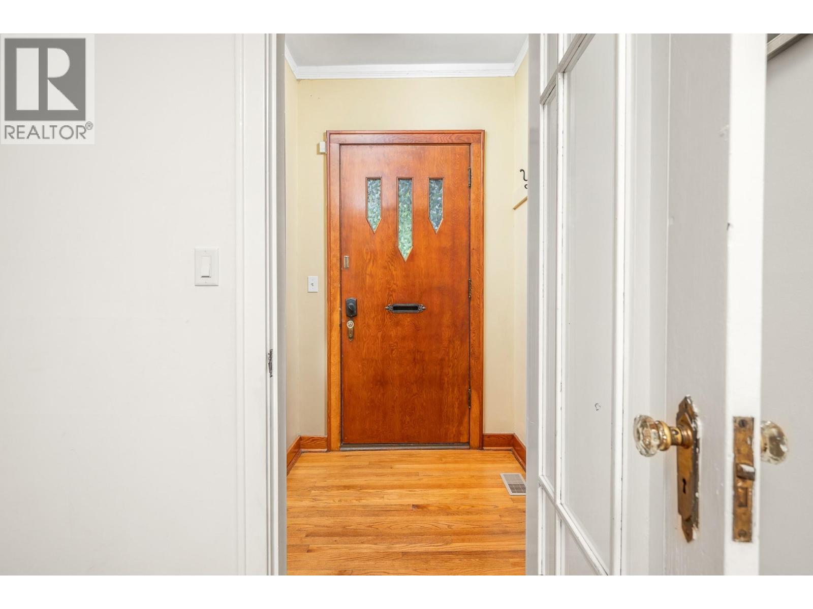 2501 30 Avenue - 11