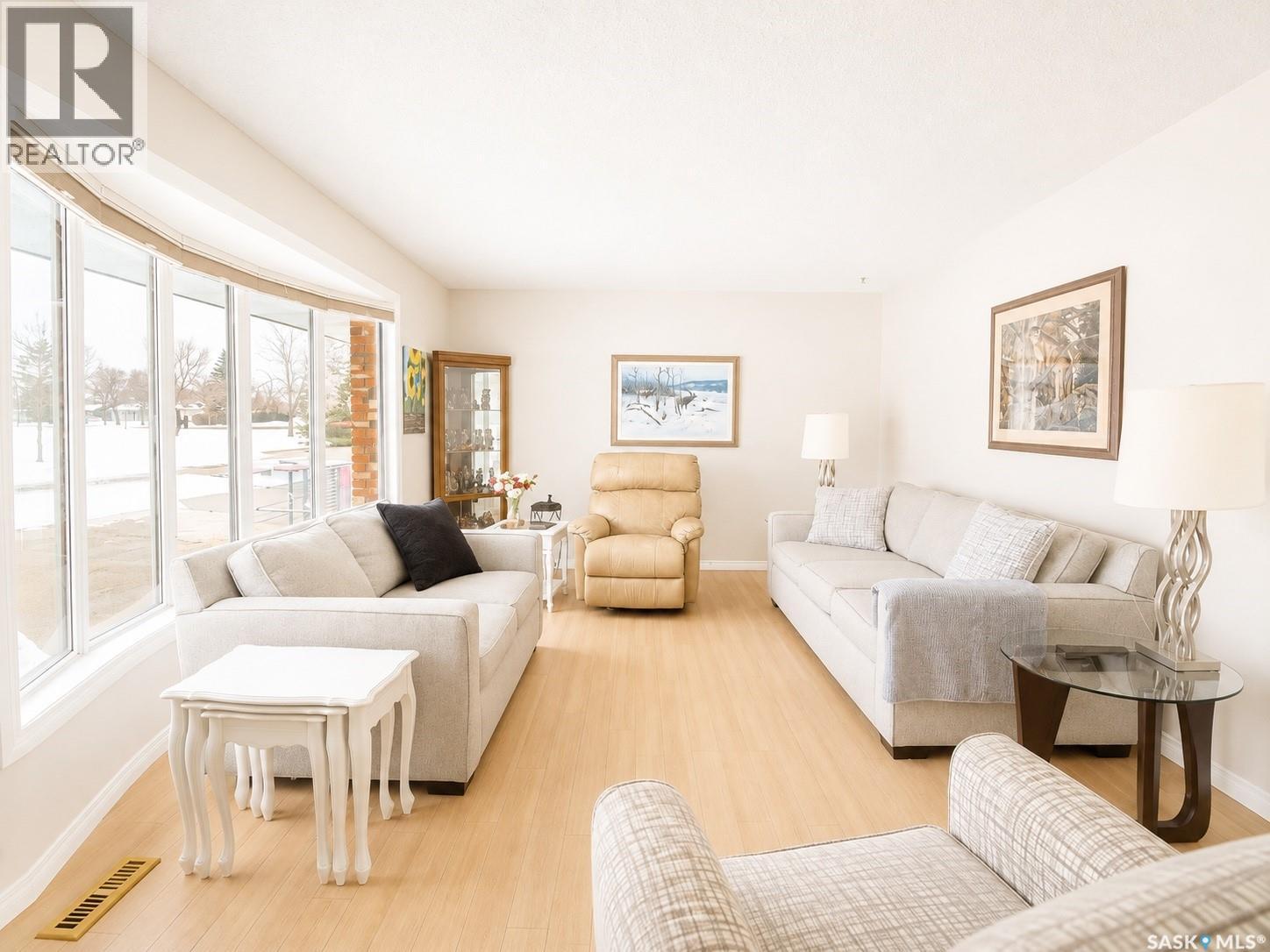 15 Dickinson CRESCENT - 2